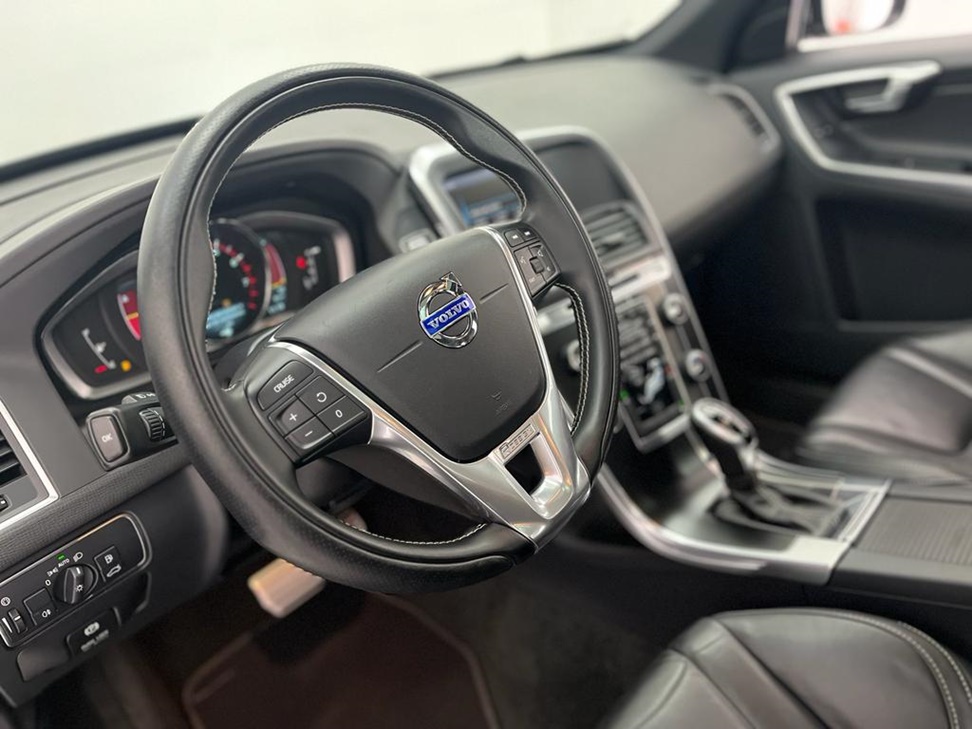 VOLVO XC60 2.0 T5 R DESIGN TURBO GASOLINA 4P AUTOMÁTICO 2014